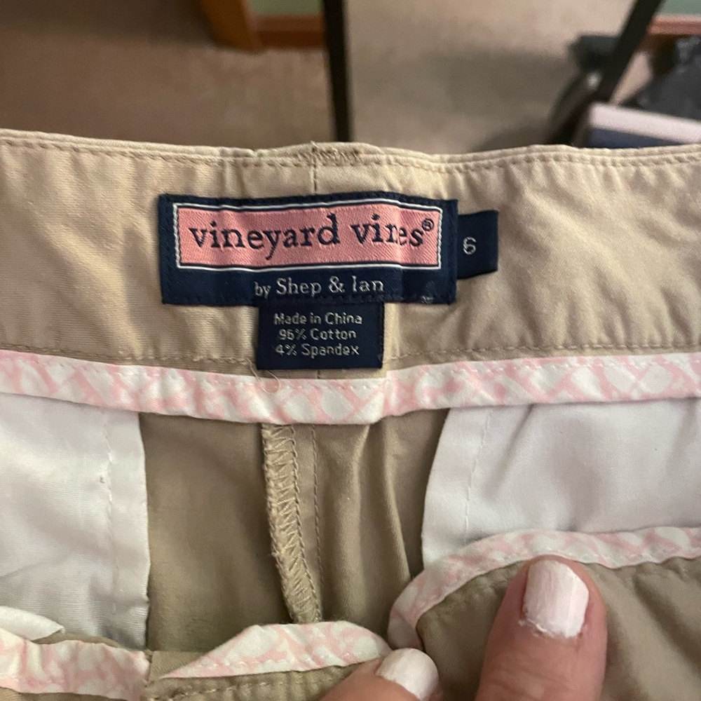 Vineyard vine women's khaki shorts